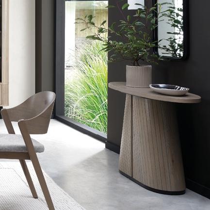 Hosting this Easter? ⁠ ⁠ Skip the panic-assembled table and go for sculptural and sturdy. ⁠ Veg...