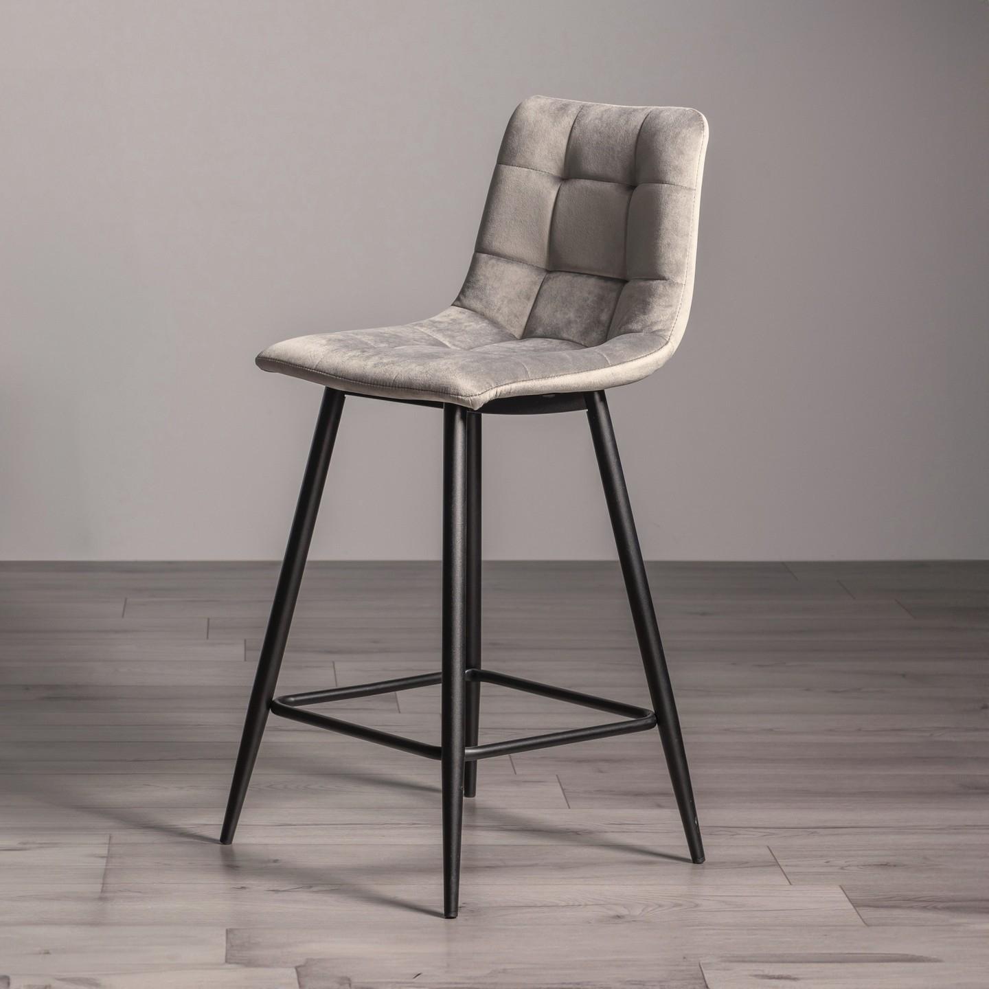 With squared stitched upholstery, an elegant tapered back, and round tapering metal legs, the Mondria...